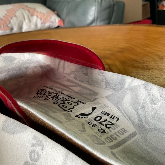 Birkenstock Birki’s Slides Sandals w/ Vintage Pin-up Images Men’s 9 Women’s 11 - Picture 8 of 9